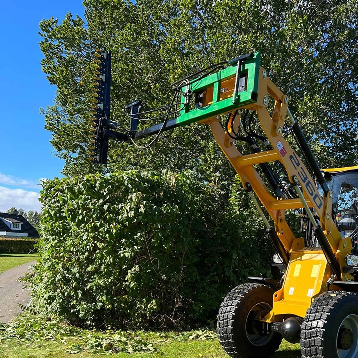 Hedge trimmer for frontloaders with bolted Euro attachment