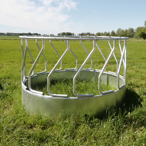 Feeder with diagonal tubing for cattle, 15 feed openings