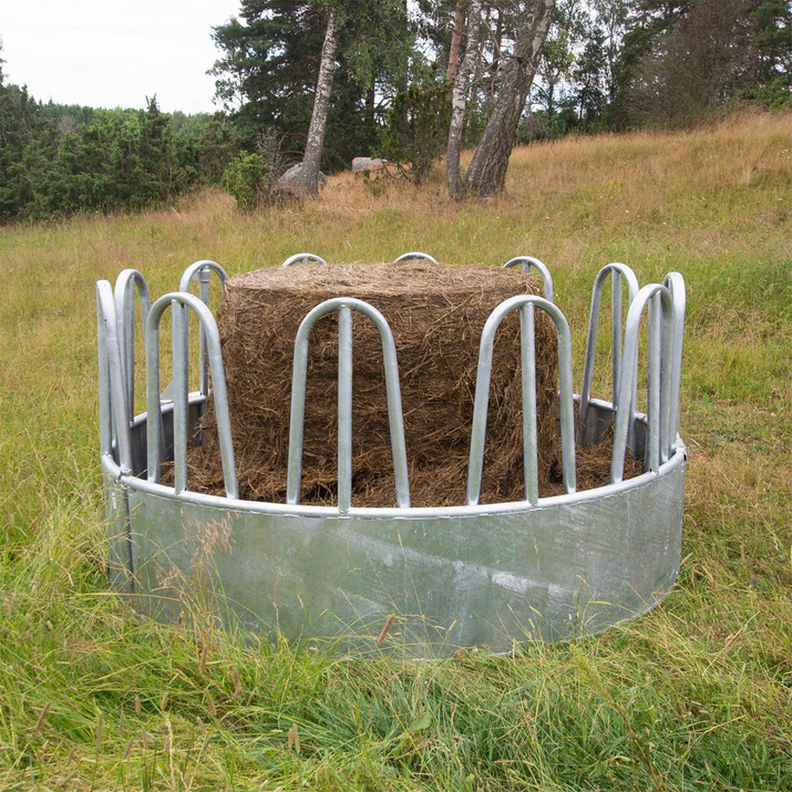 Feeder with tombstone railings, for cattle, 12 feed openings