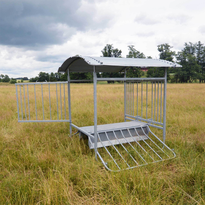 Roofed feeder for sheep