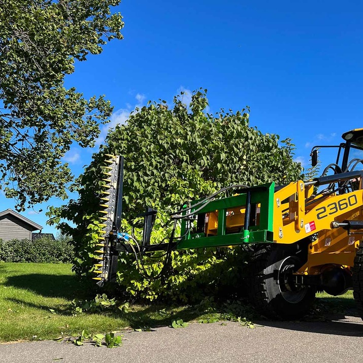 Hedge trimmer for frontloaders with bolted Euro attachment