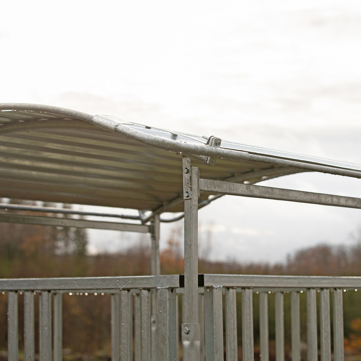 Feeder with grille gate for horses, 8 openings