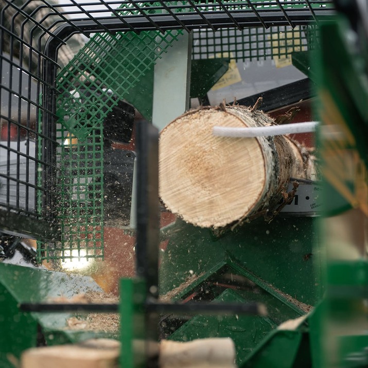Log cutter and splitter, electric-powered