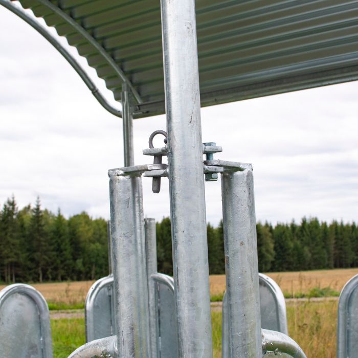 Feeder with roof and covered tombstone railings for horses