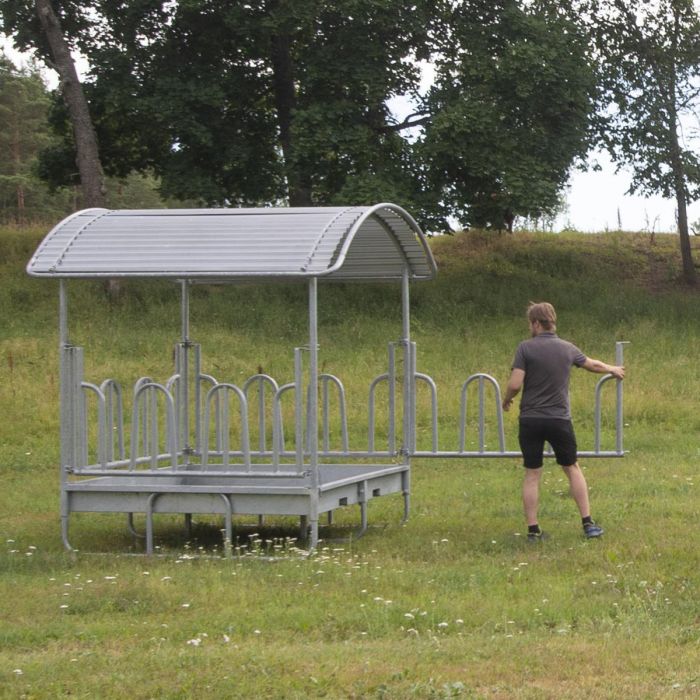 Feeder with tombstone railings, for cattle, 12 feed openings