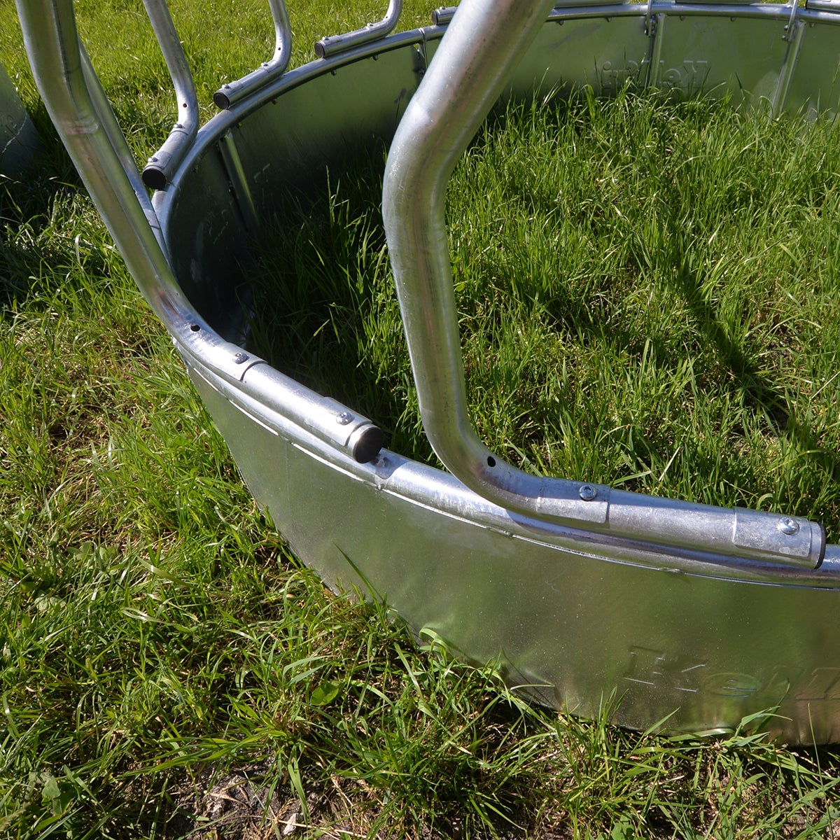 Feeder with diagonal tubing for cattle, 15 feed openings