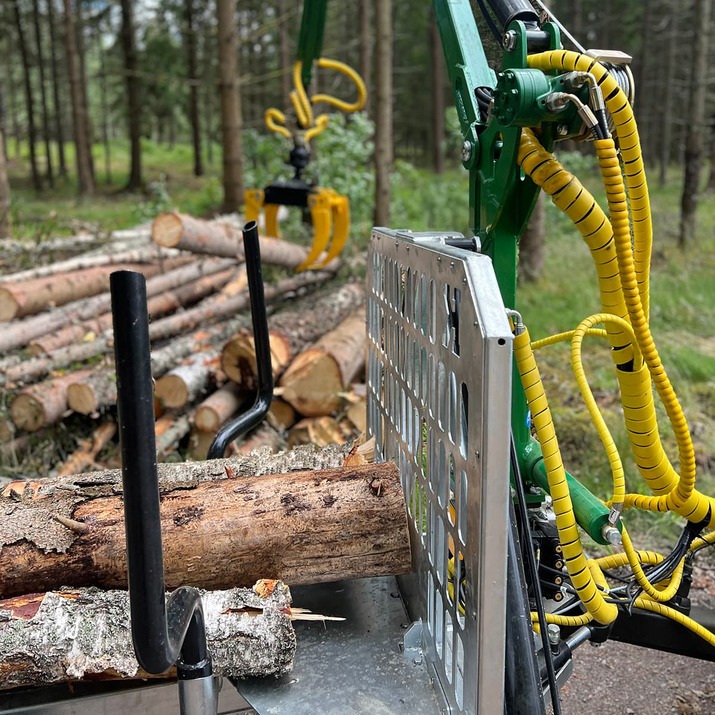 3-tonne forestry trailer ATV with 4,2 m crane