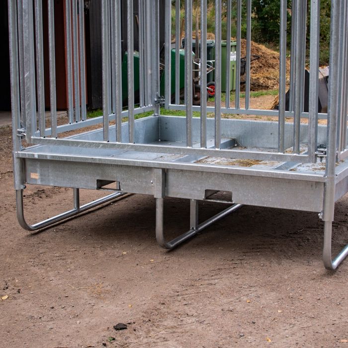 Feeder with grille gate for horses, 12 openings