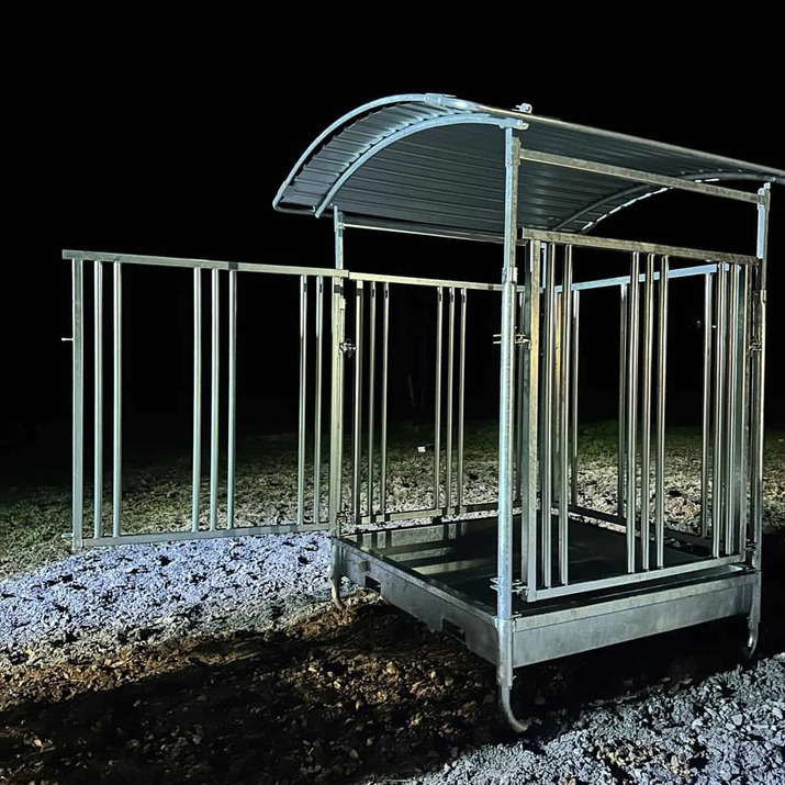 Feeder with grille gate for horses, 8 openings