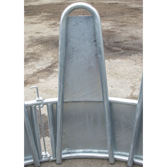 Feeder with covered tombstone railings for horses, 12 openings