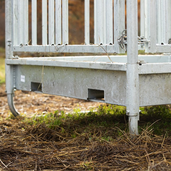 Feeder with grille gate for horses, 8 openings