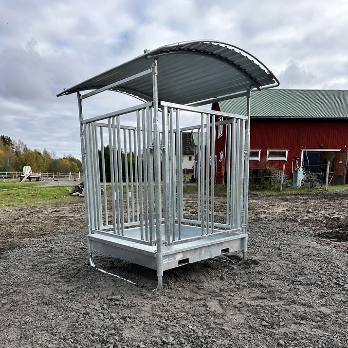 Feeder with grille gate for horses, 8 openings
