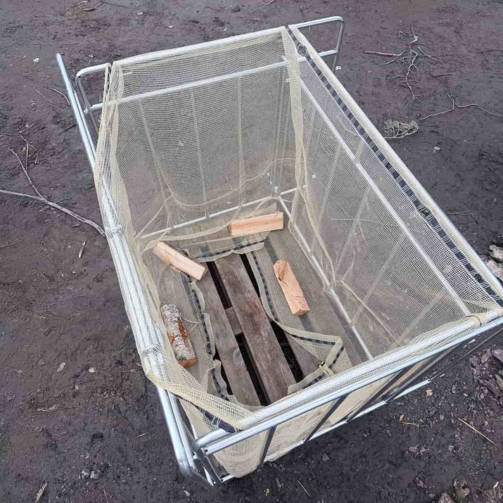 Firewood sack stand for EU and Hydro pallets
