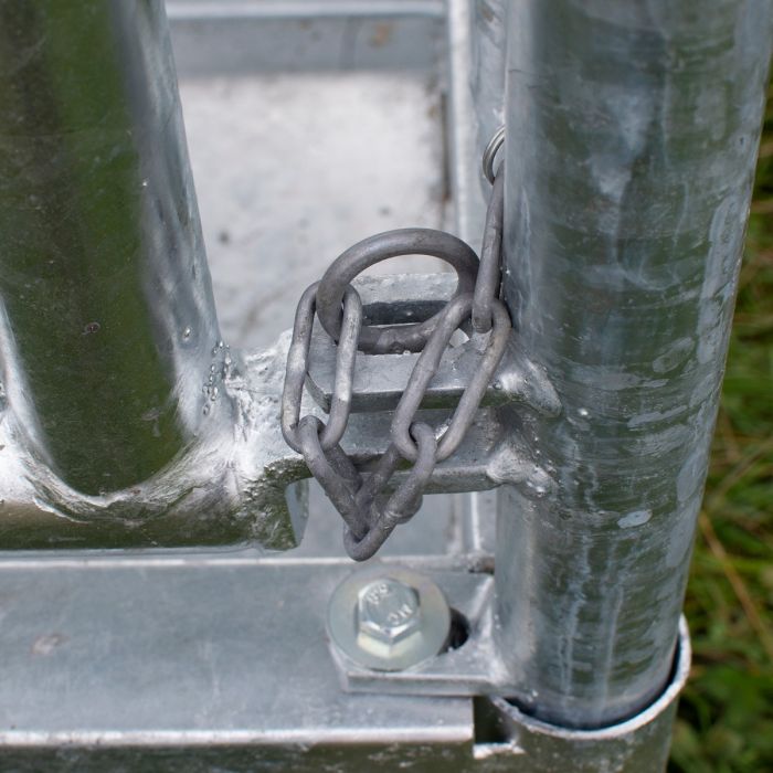 Feeder with roof and covered tombstone railings for horses