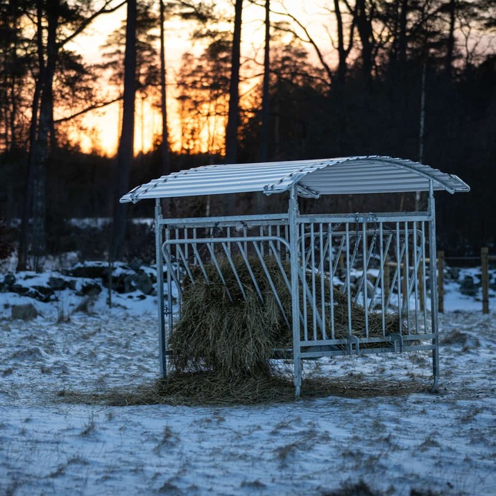 Roofed feeder for sheep