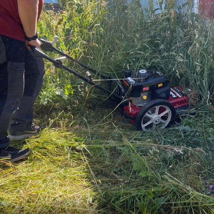 Wheeled grass trimmer