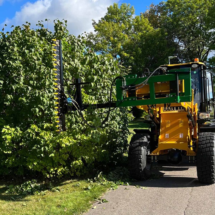 Hedge trimmer for frontloaders with bolted Euro attachment