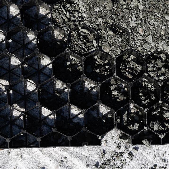 Ground-reinforcing plastic mat 1 m²