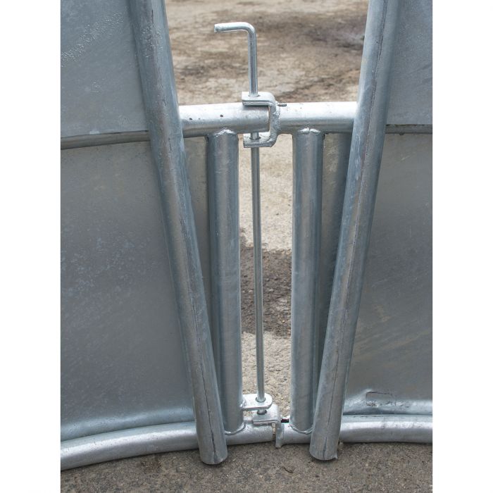 Feeder with covered tombstone railings for horses, 12 openings