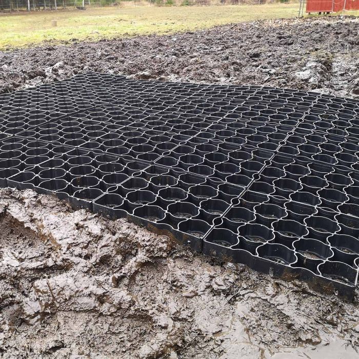 Ground-reinforcing plastic mat