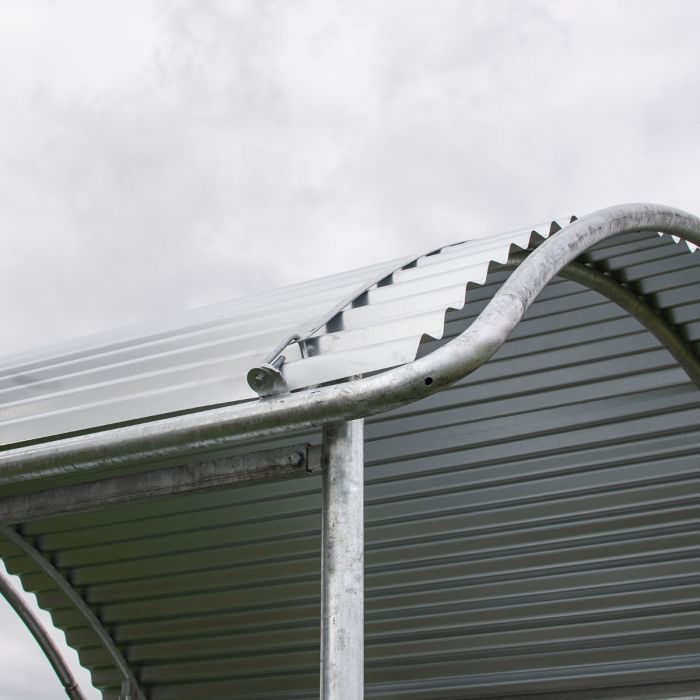 Feeder with roof and covered tombstone railings for horses