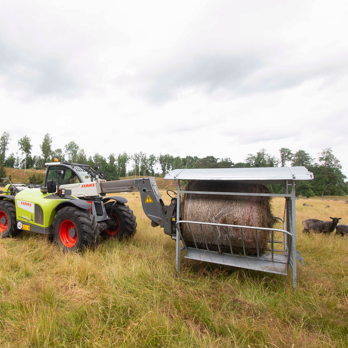 Roofed feeder for sheep