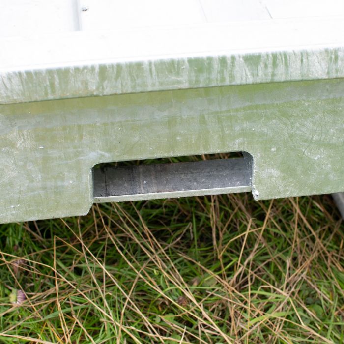 Feeder with roof and covered tombstone railings for horses