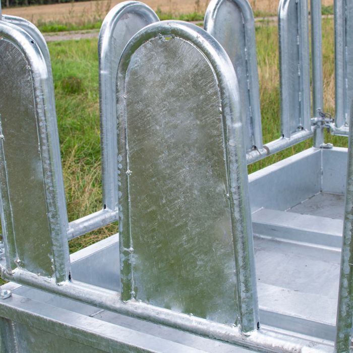 Feeder with roof and covered tombstone railings for horses