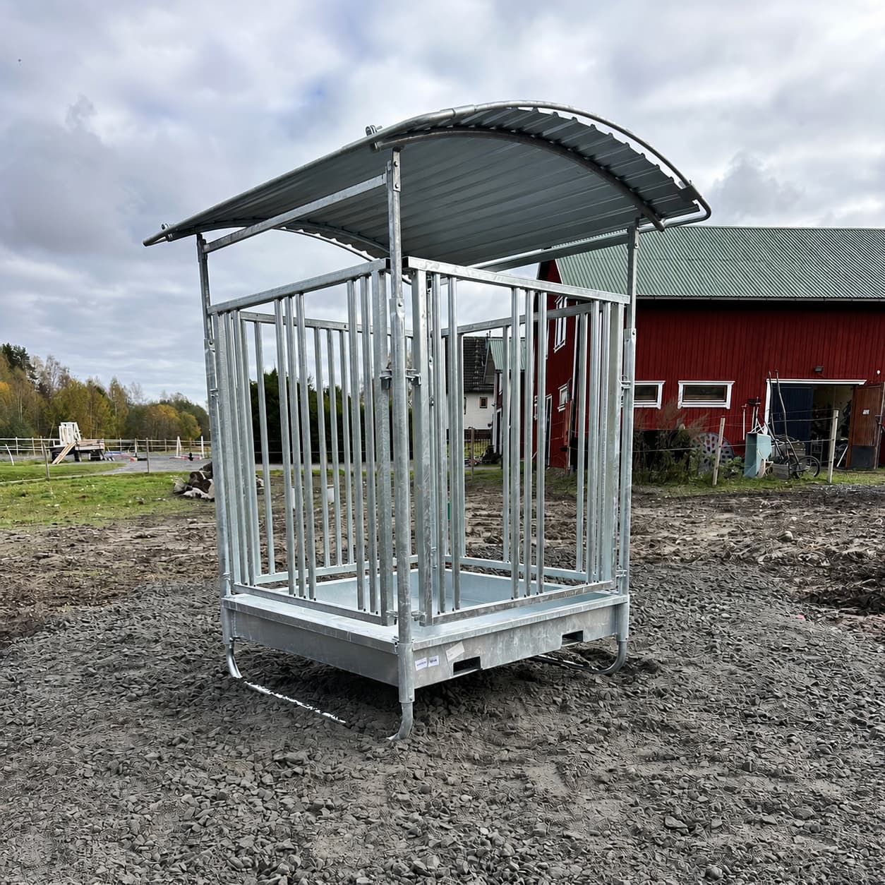 Feeder with grille gate for horses, 8 openings