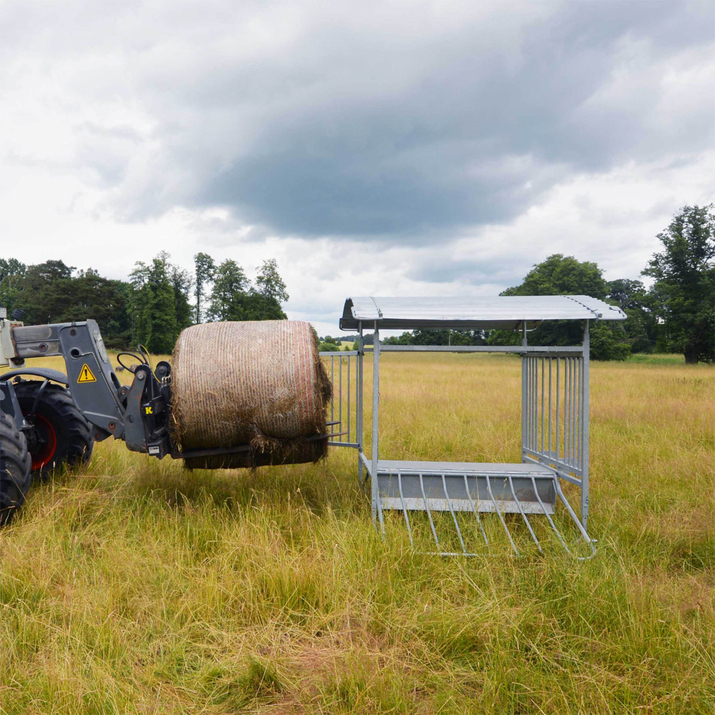 Roofed feeder for sheep