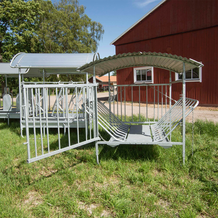 Roofed feeder for sheep