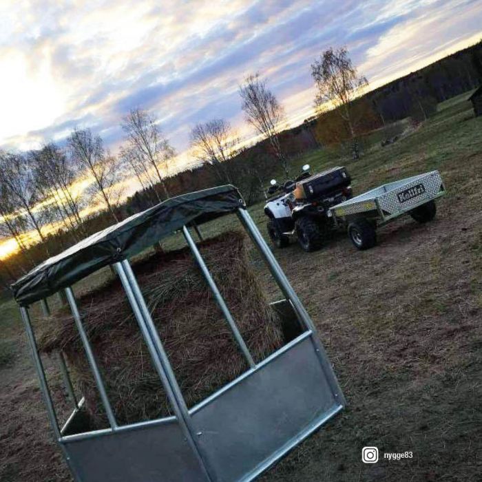 Hexagonal feeder with roof, 12 feed openings