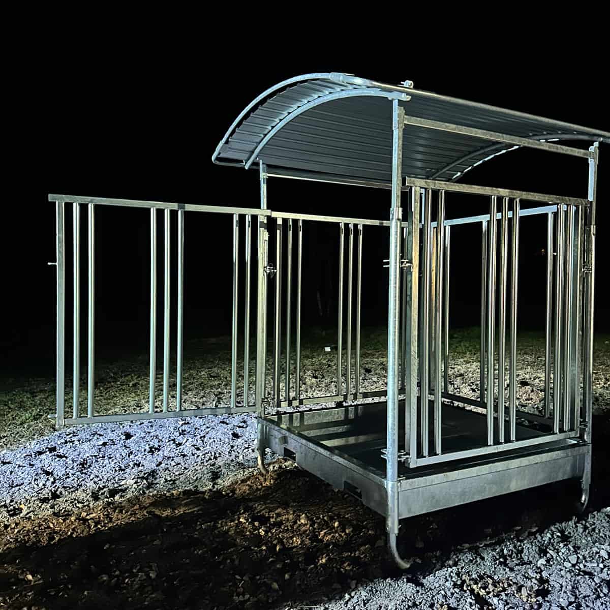 Feeder with grille gate for horses, 8 openings