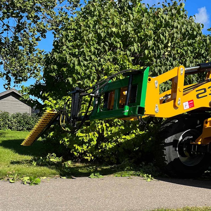 Hedge trimmer for frontloaders with bolted Euro attachment