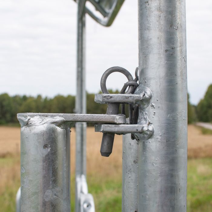 Feeder with roof and covered tombstone railings for horses