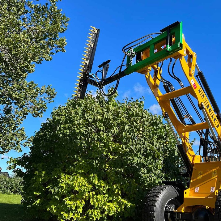 Hedge trimmer for frontloaders with bolted Euro attachment