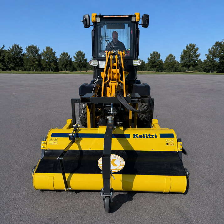Sweeper with collector, bolted Three-point attachment