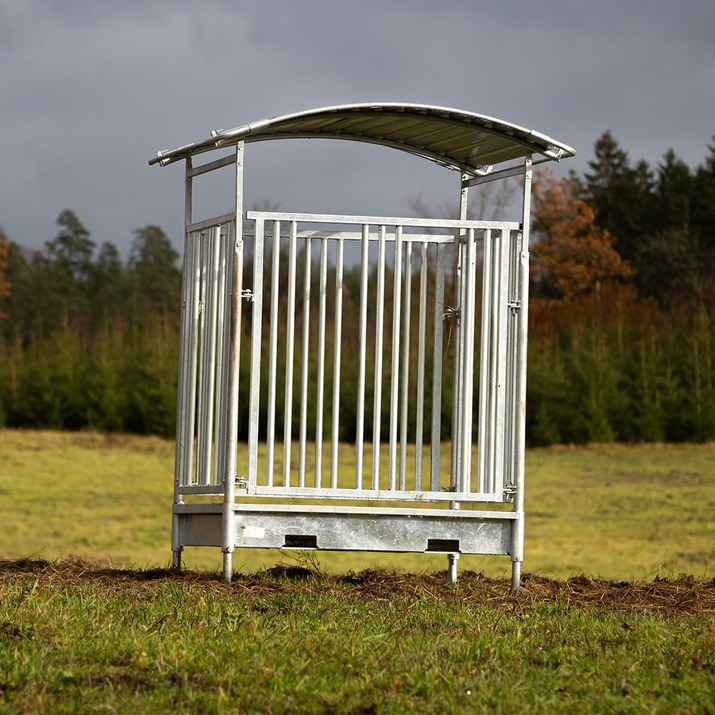 Feeder with grille gate for horses, 8 openings