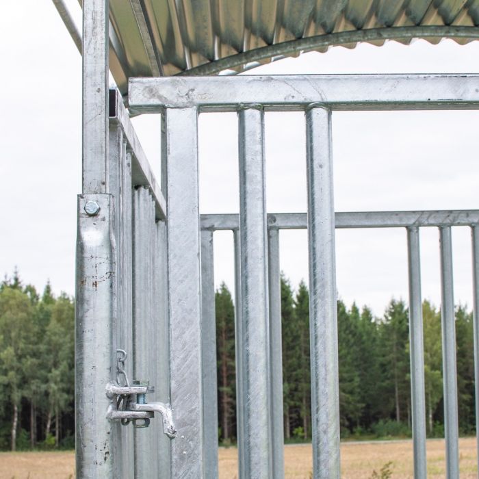 Feeder with grille gate for horses, 8 openings