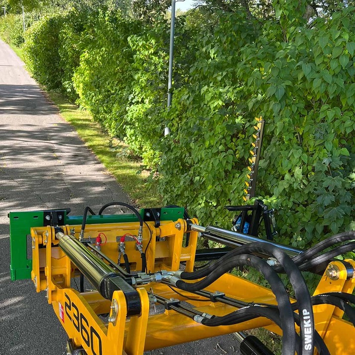 Hedge trimmer for frontloaders with bolted Euro attachment