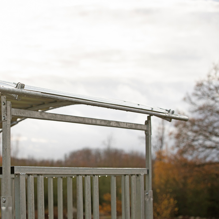 Feeder with grille gate for horses, 8 openings