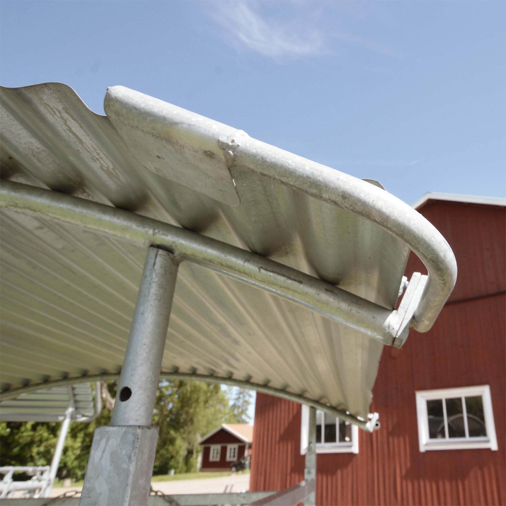 Roofed feeder for sheep