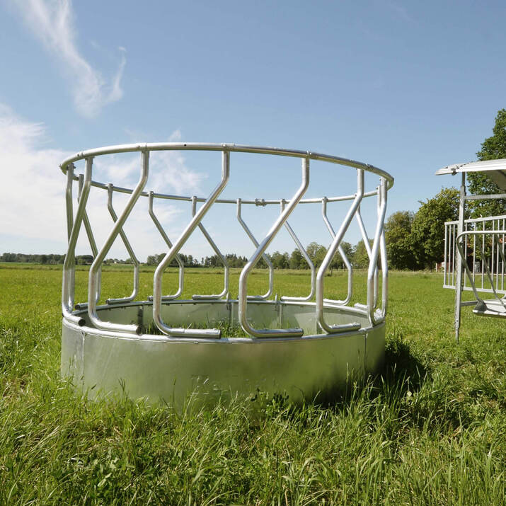 Feeder with diagonal tubing for cattle, 15 feed openings