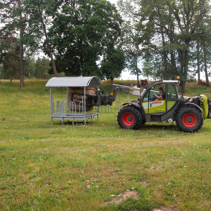 Feeder with tombstone railings, for cattle, 12 feed openings