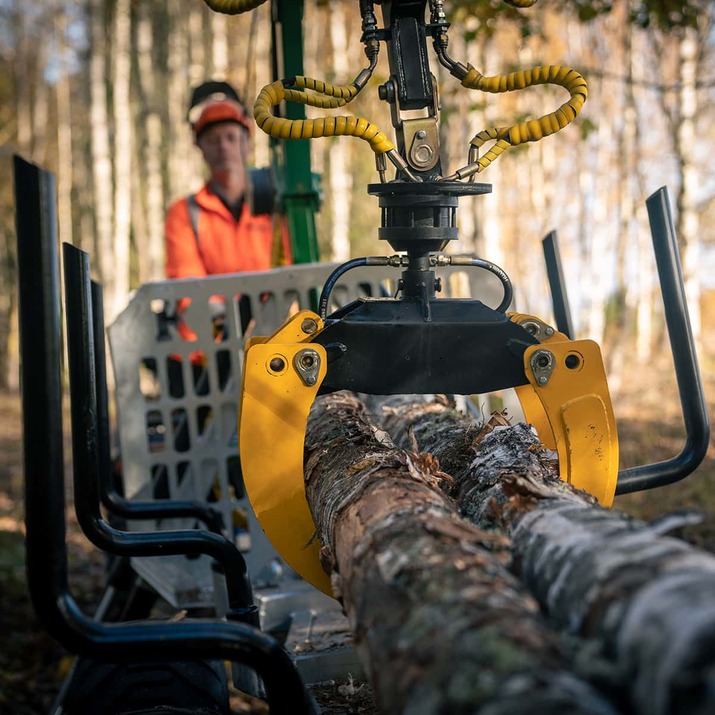 3-tonne forestry trailer ATV with 4,2 m crane