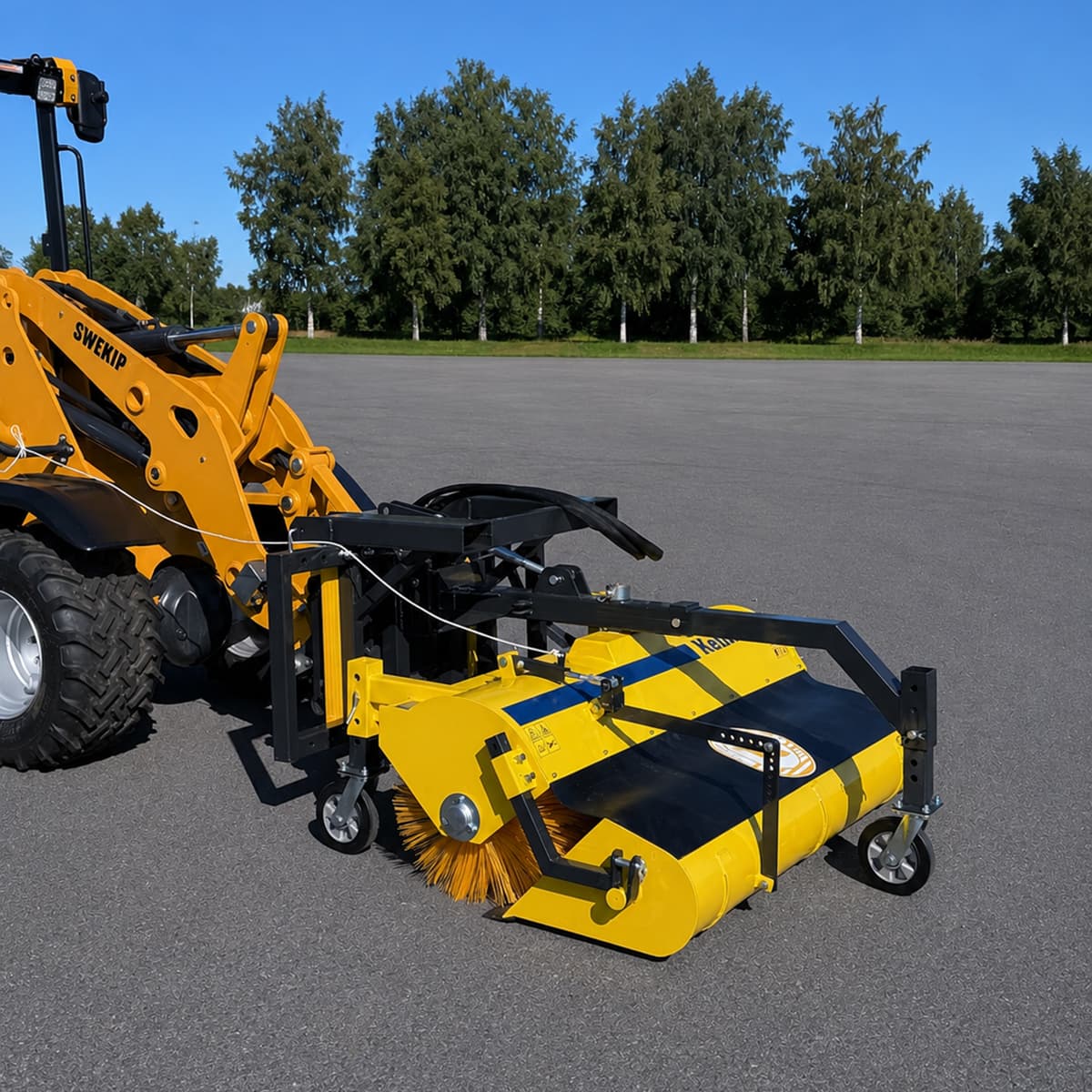 Sweeper with collector, bolted Euro attachment