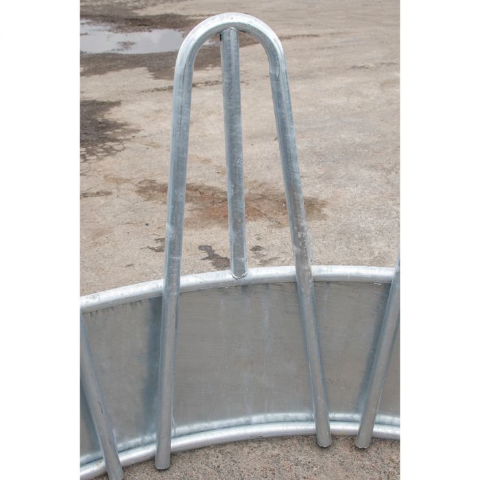 Feeder with tombstone railings, for cattle, 12 feed openings