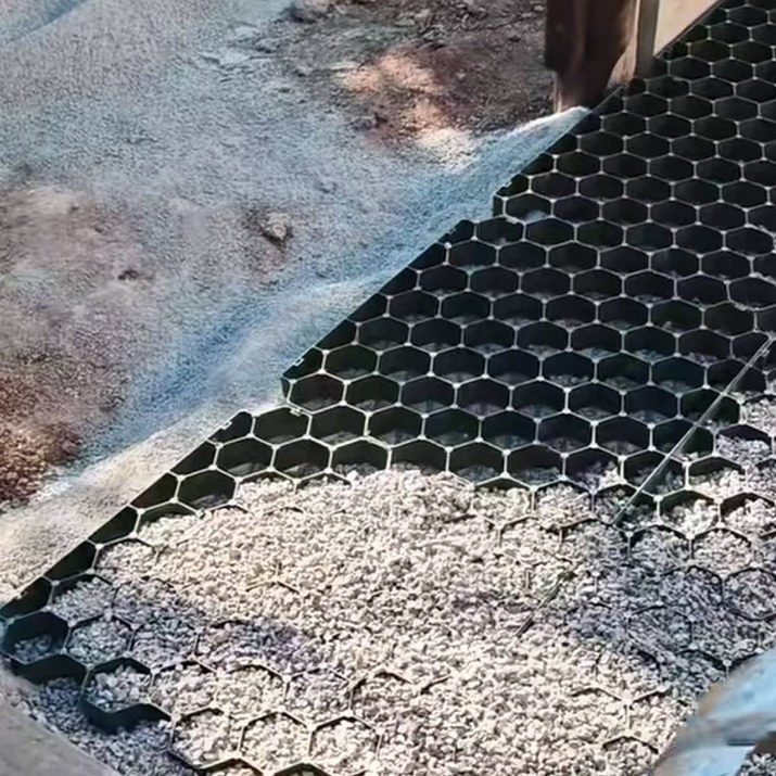 Ground-reinforcing plastic mat 1 m²
