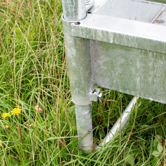 Feeder with roof and covered tombstone railings for horses