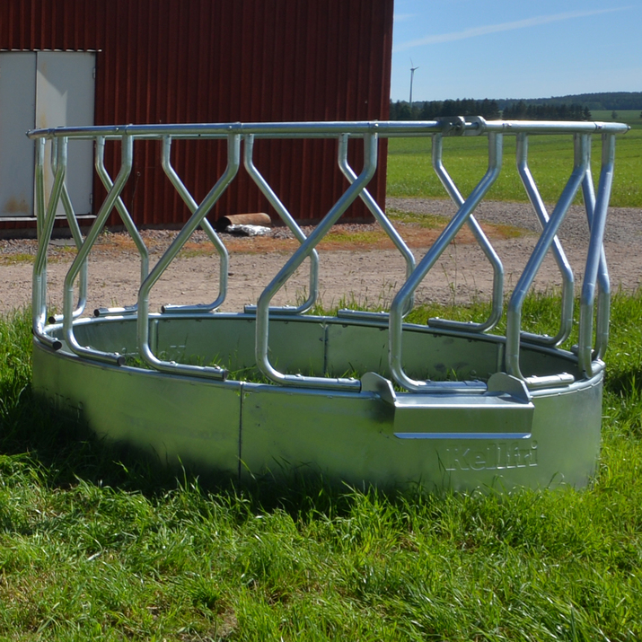 Feeder with diagonal tubing for cattle, 15 feed openings